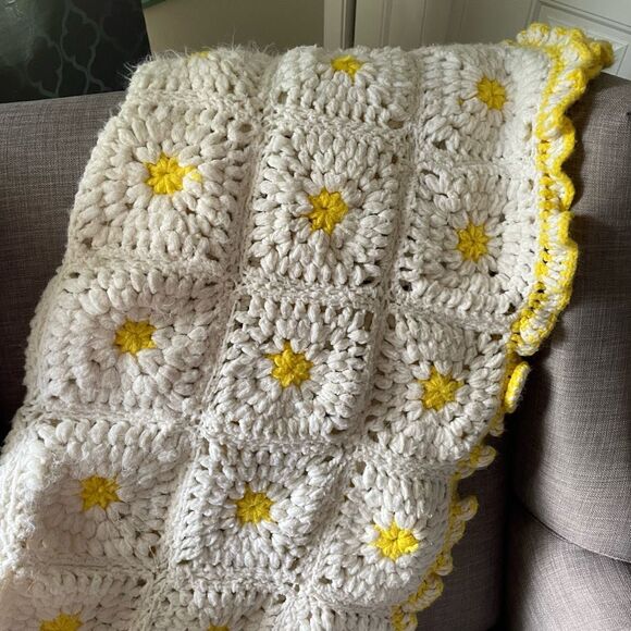 Beautiful white and yellow granny square blanket with ruffle scalloped edges - Picture 3 of 8